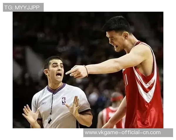 姚明在防守时的精彩瞬间展现了他的篮球智慧与力量