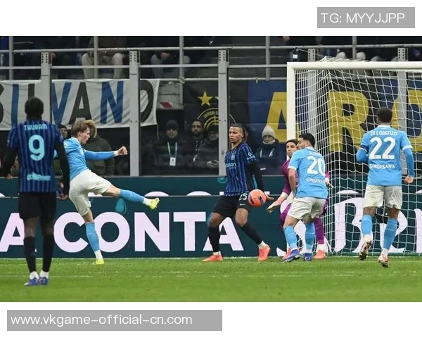 国米与那不勒斯友谊赛平局绝杀瞬间引发争议判罚引发热议 国米与那不勒斯友谊赛平局绝杀瞬间引发争议判罚引发热议