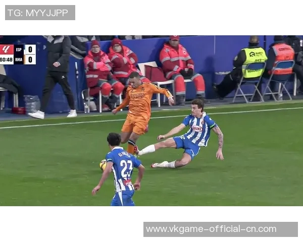 西甲激战：那不勒斯险胜曼联红牌事件引发全场热议与战术分析